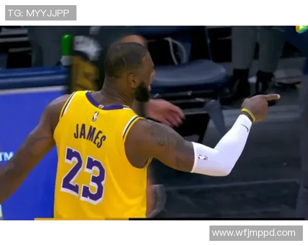 年轻的篮球天才詹姆斯高二集锦：国王崛起之路再现辉煌瞬间